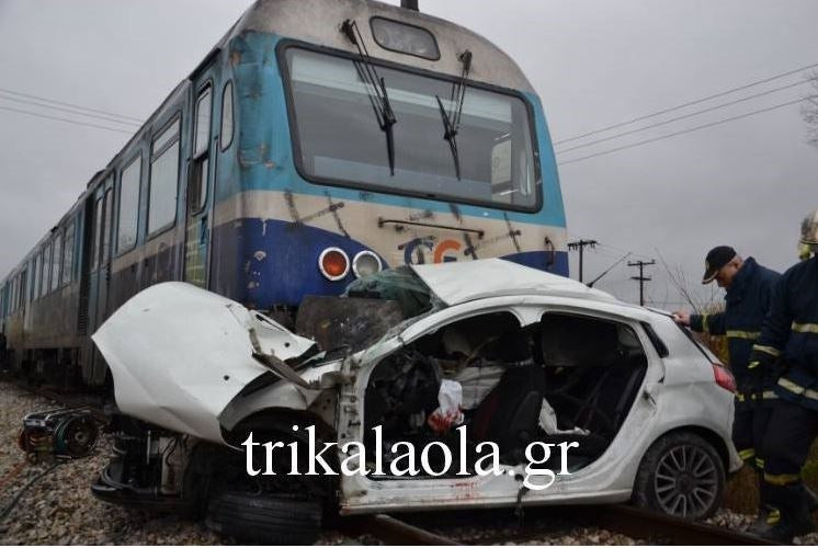 Σοκαριστικές εικόνες στα Τρίκαλα: Αμαξοστοιχία παρέσυρε αυτοκίνητο